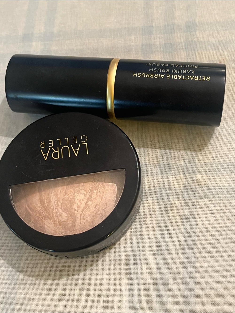 Laura Geller Balance-N-Brighten powder foundation with Brush- shade Porcelain